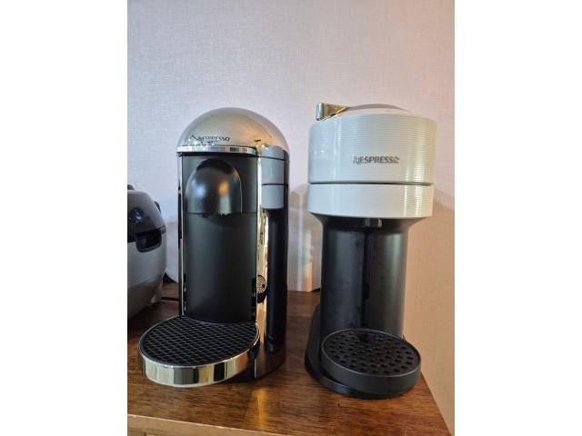 네스프레소 버츄오 플러스 크롬 에디션(왼쪽)과 버츄오 넥스트(오른쪽)./사진=김아름 기자 armijjang@