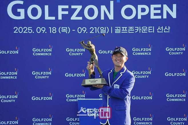 박성국이 21일 경북 구미시 골프존카운티 선산에서 열린 KPGA 투어 골프존 오픈에서 6년 11개월 만에 통산 2승에 성공한 뒤 트로피를 들어 올리고 있다. (사진=이데일리 골프in 김상민 기자)