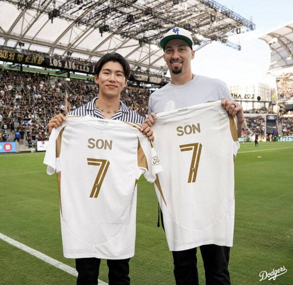 LAFC 손흥민의 유니폼을 들고 기념사진을 찍는 LA다저스 김혜성(왼쪽)과 블레이크 스넬. 사진=LAFC 구단 SNS