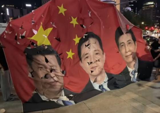 지난 7월 반중 집회에 등장한 오성홍기. 현재 한국에 체류하고 있는 다이빙 주한중국대사(중간) 사진이 들어있다. (사진=유튜브 '자유대학' 캡쳐)
