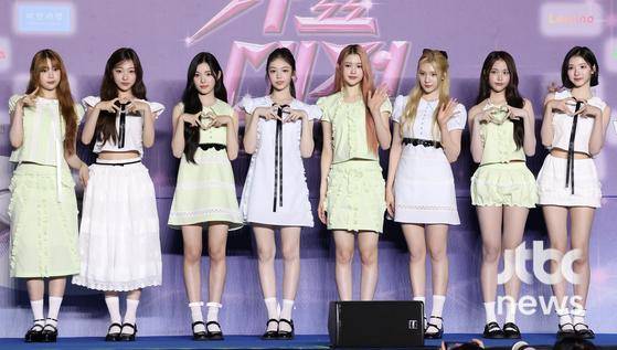 그룹 하츠투하츠가 27일 오후 경기도 고양시 킨텍스에서 열린 '2025 SBS 가요대전 Summer' 블루카펫 행사에 참석해 포토타임을 갖고 있다. 박세완 엔터뉴스팀 기자 park.sewan@jtbc.co.kr