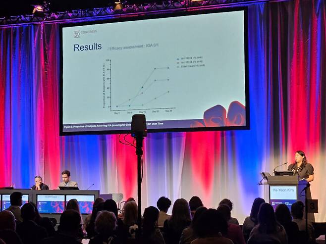HK이노엔 '2025 유럽피부과학회' 포스터 발표 현장 사진. 사진=HK이노엔