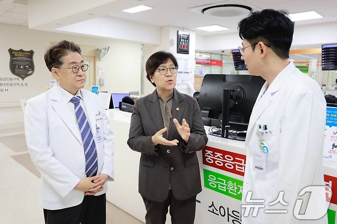 정은경 보건복지부 장관이 14일 충북 청주 서원구 충북대학교병원을 방문해 권역응급의료센터 의료진들과 대화를 나누고 있다. (보건복지부 제공. 재판매 및 DB 금지) 2025.8.14/뉴스1
