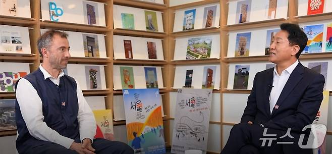건축가 토마스 헤더윅과 오세훈 서울시장(유튜브 채널 '오세훈TV' 갈무리) 뉴스1 ⓒ News1