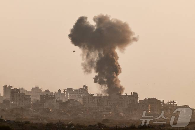가자지구에서 폭발 뒤 연기가 피어오르고 있다. 이스라엘이 이날 가자지구 최대 도시인 가자시티에 지상군을 투입해 20명 이상이 숨지고 수십 명이 다쳤다. 2025.09.16. ⓒ 로이터=뉴스1 ⓒ News1 윤다정 기자