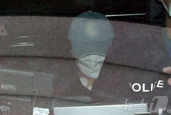 대전의 한 초등학교에서 초등학생을 살해한 혐의를 받는 40대 여교사 A 씨가 7일 대전 서부경찰서에서 대면조사를 마치고 둔산경찰서로 이송되고 있다. 2025.3.7/뉴스1 ⓒ News1 김기태 기자