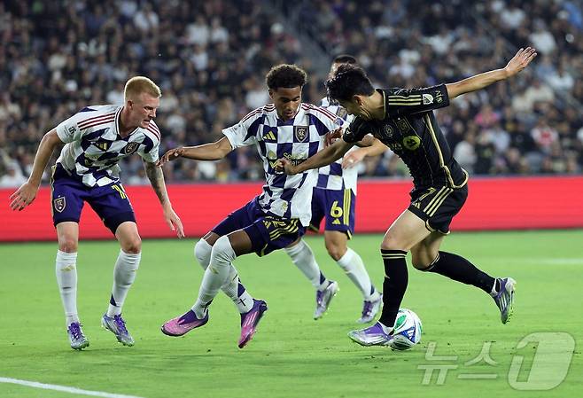 드리블 돌파하는 손흥민 ⓒ AFP=뉴스1