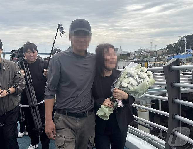 22일 인천 옹진군 영흥도 돌고래전망대 앞에서 해양경찰관 고 이재석 경사의 어머니가 통곡했다. 이 경사가 발견된 곳에서 가까운  이 장소에서 유족들은 이 경사가 생전 좋아하는 커피와 치킨 등을 마련해놓고 간단한 추모식을 진행했다.2025.9.22/뉴스1 ⓒ News1 박소영 기자