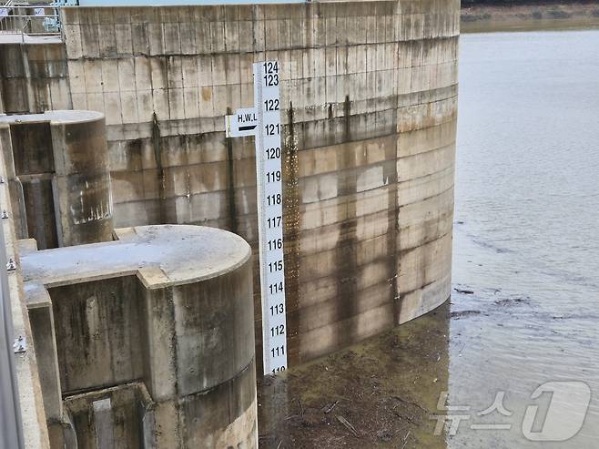 지난 20일 강원 강릉 오봉저수지 수위가 110m까지 올라가 있다. 불과 일주일 전까지만 해도 이 곳은 바짝 말라붙어 바닥을 드러냈었다. 이날 오후 2시 35분까지 농촌용수 정보시스템에서 확인한 저수율은 42.6%다. 2025.9.20/뉴스1 ⓒ News1 윤왕근 기자