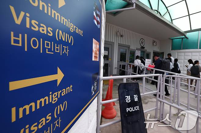 22일 오전 서울 종로구 미국대사관 앞에서 시민들이 비자를 발급받기 위해 줄 서 있다.2025.9.22/뉴스1 ⓒ News1 김민지 기자