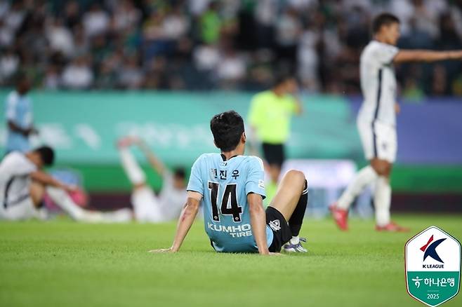 전북 현대 전진우가 20일 전주월드컵경기장에서 열린 김천 상무전에서 패배한 뒤 허탈하게 앉아 있다. 제공 | 한국프로축구연맹