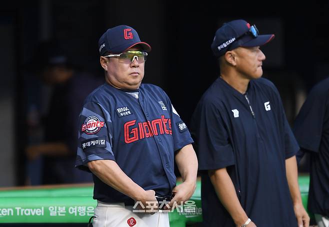 롯데 김태형 감독이 서울 잠실구장에서 열린 2025 KBO리그 LG와 경기 전 상대 덕아웃을 바라보고 있다. 잠실 | 최승섭기자 thunder@sportsseoul.com