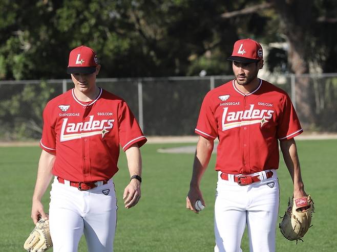 SSG 외국인 원투펀치 앤더슨과 화이트가 구단 역사상 세 번째 ‘10승 고지’를 밟은 외국인 듀오가 됐다. 사진 | SSG 랜더스