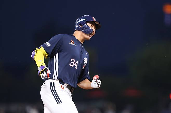 두산 홍성호가 12일 광주-기아 챔피언스 필드에서 열린 2025 KBO리그 KIA전에서 프로 데뷔 첫 홈런을 쏘아올린 뒤 기뻐하며 베이스를 돌고 있다. 사진 | 두산 베어스