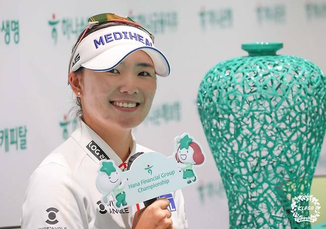 이다연이 21일 열린 하나금융그룹 챔피언십에서 우승한 후 인터뷰를 하고 있다. 사진 | KLPGA