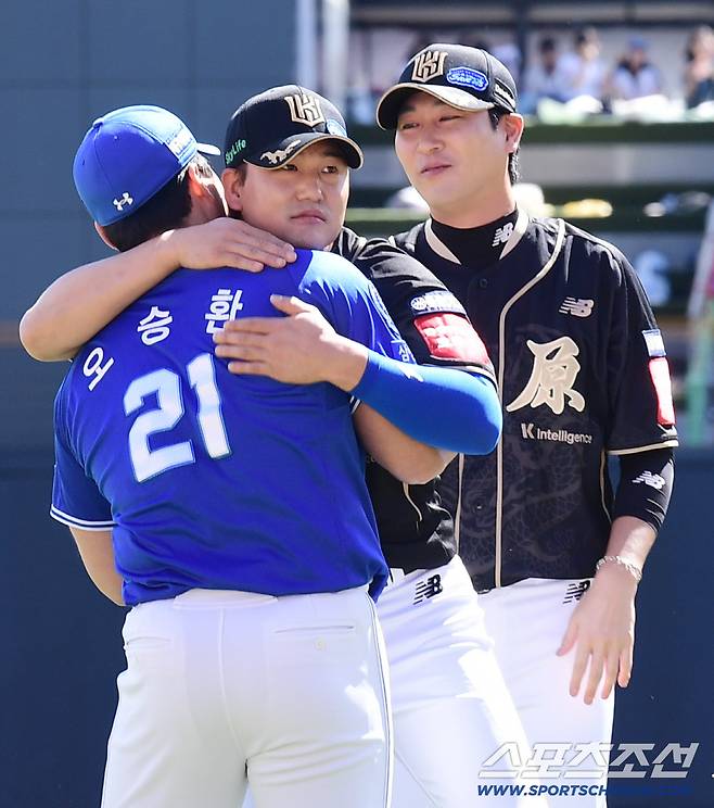 21일 수원 케이티위즈파크에서 열린 KT와 삼성의 경기. 수원에서 삼성 오승환 은퇴투어가 열렸다. 양팀 선수들이 함께 기념 촬영을 했다. 김상수, 우규민과 인사를 나누는 오승환. 수원=송정헌 기자songs@sportschosun.com/2025.09.21/