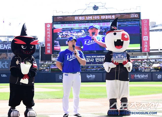 수원 야구팬들에게 감사 인사하는 오승환.