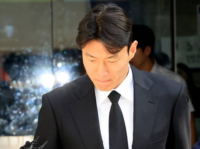 2심도 징역형 집행유예 선고 받은 황의조
(서울=연합뉴스) 최재구 기자 = 축구선수 황의조씨가 4일 서울 서초구 서울중앙지법에서 열린 성폭력범죄의 처벌 등에 관한 특례법 위반(카메라 등 이용촬영) 혐의 2심 선고재판에서 징역형 집행유예 선고를 받고 법원을 나서며 기자의 질문에 답하고 있다. 2025.9.4