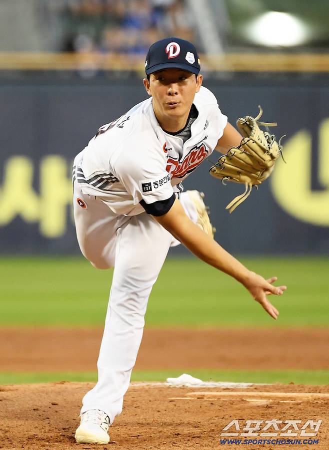 28일 잠실구장에서 열린 두산 베어스와 삼성 라이온즈의 경기. 두산 최민석이 역투하고 있다. 잠실=박재만 기자 pjm@sportschosun.com/2025.08.28/