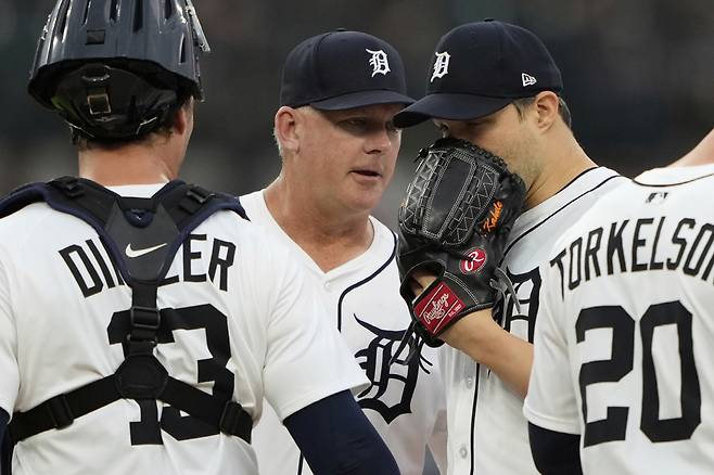 AJ 힌치 디트로이트 감독이 22일(한국시각) 코메리카파크에서 열린 애틀랜타전에서 7회초 바뀐 투수 토미 캔리에 이야기를 건네고 있다. AP연합뉴스