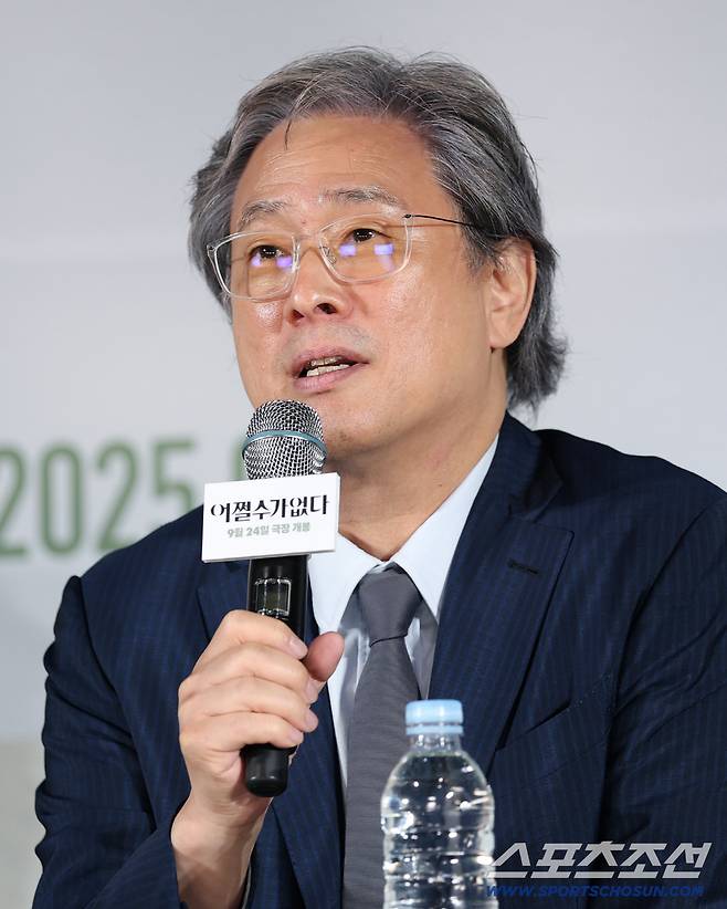 영화 '어쩔수가 없다' 언론시사회 및 기자간담회가 22일 오후 서울 용산구 아이파크몰 CGV에서 열렸다. 박찬욱 감독이 질문에 답하고 있다. 상암=정재근 기자 cjg@sportschosun.com/2025.9.22/