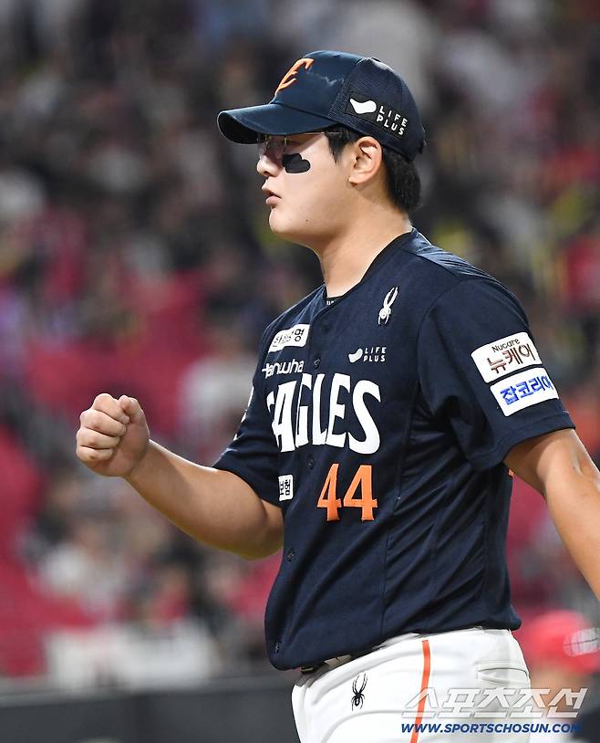 18일 광주 기아챔피언스필드에서 열린 한화-KIA전. 8회말 2사 1루에 등판해 나성범을 내야 뜬공으로 처리한 김서현이 환영받고 있다. 광주=정재근 기자 cjg@sportschosun.com/2025.9.18/