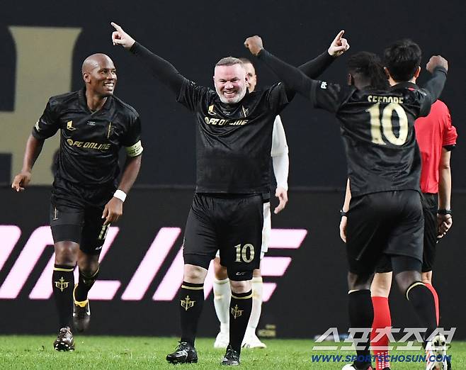 '2025 아이콘매치: 창의 귀환, 반격의 시작'이 14일 오후 서울 상암월드컵경기장에서 열렸다. FC 스피어 루니가 후반 선제골을 넣자 드로그바 등 선수들이 환호하고 있다. 상암=정재근 기자 cjg@sportschosun.com/2025.9.14/