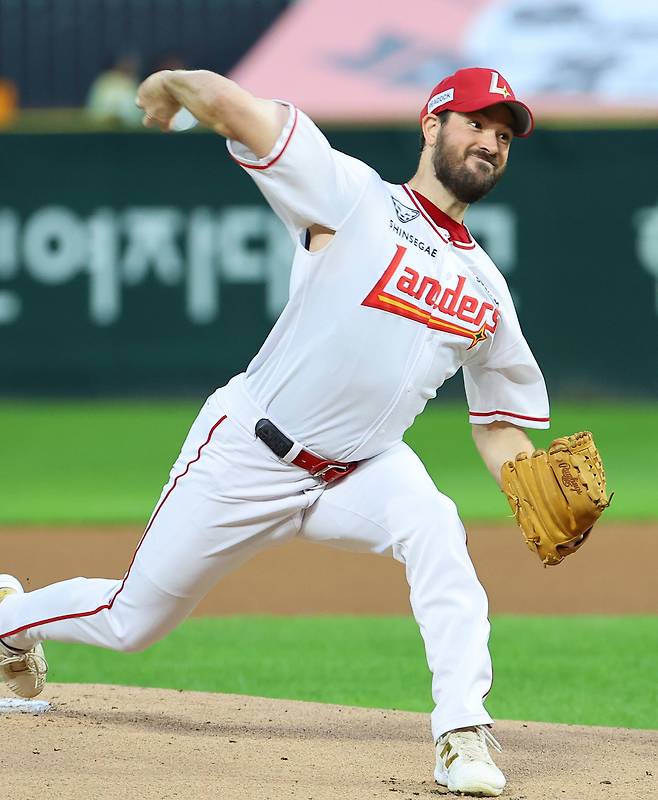 SSG 앤더슨이 22일 인천 두산전서 역투하고 있다.  연합뉴스