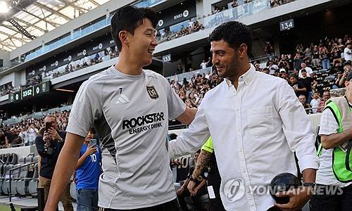 손흥민(왼쪽)·카를로스 벨라. ⓒ연합뉴스 AP