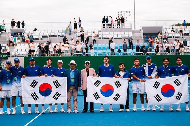 춘천에서 열린 데이비스컵에서 한국이 승리한 뒤 주원홍 대한테니스협회장, 김두환 장호 테니스재단 이사장, 홍순용 장호테니스재단 집행위원장, 정현 권순우 정윤성 등 장호배 우승자 출신 대표 선수 등이 기쁨을 나누고 있다. 대한테니스협회 제공