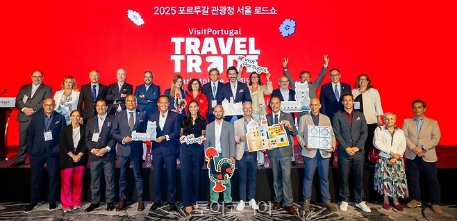 로드쇼 참가자들이 단체 사진을 찍었다.