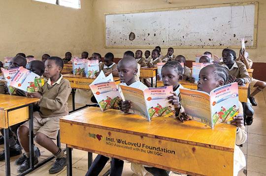 지난해 발생한 홍수로 큰 피해를 입은 케냐 나이로비 소재 마타레노스초등학교를 찾아 교실·외벽 페인트칠과 지붕 교체를 하고, 교과서 980권과 3인용 책걸상 10개를 지원했다.&nbsp;