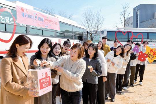 지난 2월 충북 청주시에서 열린 ‘제708차 전 세계 헌혈하나둘운동’에 위러브유 회원과 이웃 등 550명이 참여해 5만8720ml의 혈액을 기부했다.