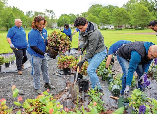 미국 위러브유 회원들이 5월부터 7월까지 1000시간 이상 할애해 코네티컷주 ‘에마 & 니콜라스 드피에트로공원’에 수분매개자 정원을 조성했다.