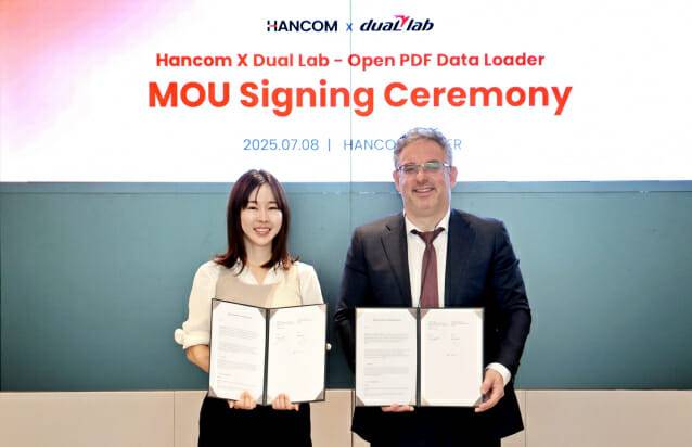 (왼쪽부터) 한컴 김연수 대표와 듀얼랩 보리스 두브로브(Boris Doubrov) 대표가 협약 후 기념사진을 촬영하고 있다. (사진=한컴)