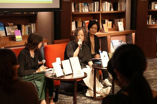 황정은 소설가가 '한국 문학의 달-책을 둘러싼 다섯 가지 대화' 행사에서 발언하고 있다. 문화체육관광부 제공