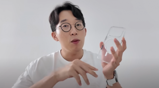 유튜버 잇섭이 자신에 제작한 아이폰17 스킨 케이스를 소개하고 있다. 유튜브 캡처