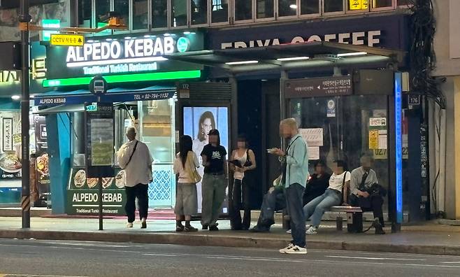 지난 16일 새벽 1시쯤 서울 용산구 6호선 이태원역 1번 출구 앞 버스 정류장 모습./최하연 기자