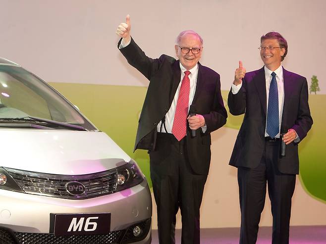 버크셔 해서웨이 회장 워런 버핏(왼쪽)과 마이크로소프트 창립자 빌 게이츠가 2010년 9월 29일 수요일 중국 베이징에서 열린 BYD M6 자동차 출시 행사에 참석한 모습./게티이미지코리아