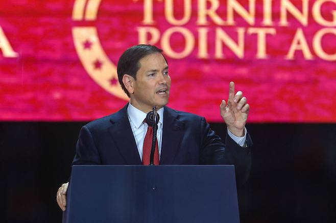 마코 루비오 미국 국무장관이 21일 애리조나주에서 열린 찰리 커크 추모식에 참석해 발언하고 있다. /AFP 연합뉴스