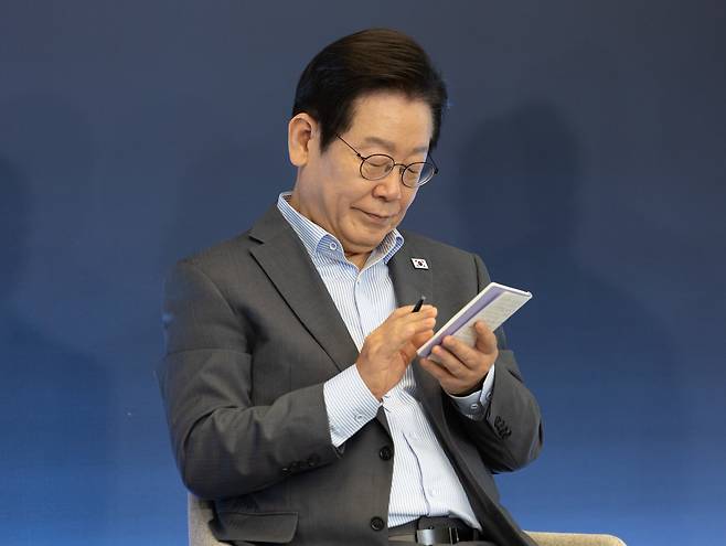 이재명 대통령이 지난 17일 경기도 성남시 스타트업 스퀘어에서 열린 청년 스타트업 상상콘서트에서 메모하고 있다./뉴스1