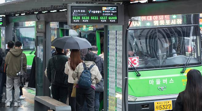 2024년 3월 28일 아침, 12년 만에 서울 시내버스 총파업이 시작된 가운데 서울 영등포구 버스정류장에서 시민들이 운행중인 마을버스를 타고 있다. /조선DB
