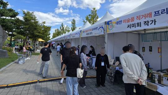 지난 21일 2025 대전 미술품 직거래 프리마켓이 열린 대전 엑스포광장에 시민들이 북적이고 있다. 이성현 기자