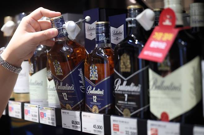 서울 시내 한 대형마트 주류코너에서 직원이 발렌타인 위스키를 정리하고 있다.ⓒ뉴시스