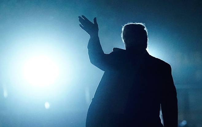 20일 도널드 트럼프 미국 대통령이 버지니아 마운트버넌에서 열린 정치 후원 행사에 참석한 후 전용 헬기에 탑승하며 손을 흔들고 있다. 마운트버넌=AP 뉴시스