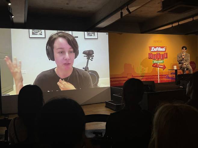 화상 생중계로 한국문학 번역에 대해 강연 중인 데버러 스미스 씨. 현대카드 제공