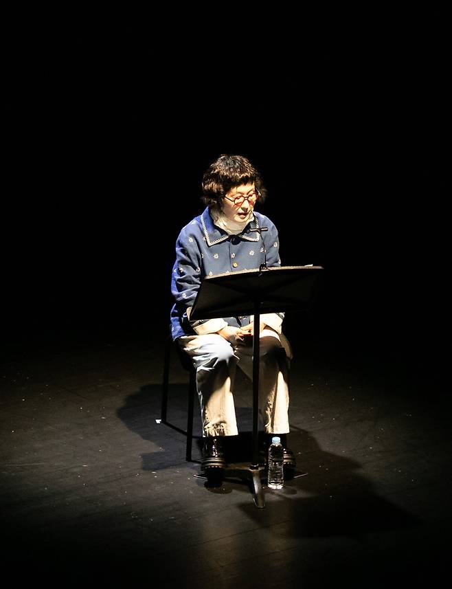 19일 서울 대학로예술극장에서 김혜순 시인이 후배 시인들과 낭독회를 열었다. 관객들은 어둠 속에서 시인들의 목소리에 귀 기울이며 시어들을 음미했다. 한국문화예술위원회 제공