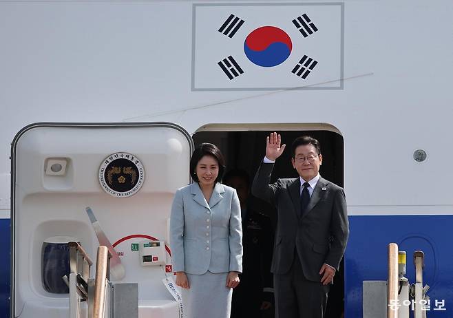 이재명 대통령과 부인 김혜경 여사가 22일 경기 성남 서울공항에서 공군 1호기에 탑승 전 인사를 하고 있다. 이 대통령은 유엔총회 참석차 미국 뉴욕으로 출국해 한국 정상 최초로 안전보장이사회(안보리) 공개 토의를 주재한다. 대통령실사진기자단 2025.09.22 송은석 기자 silverstone@donga.com