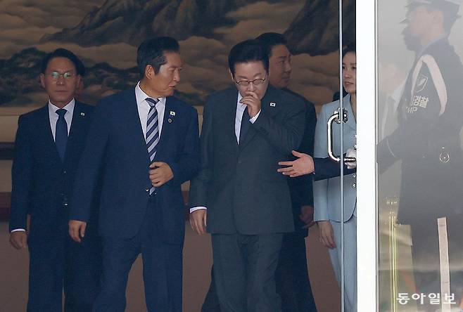 이재명 대통령과 부인 김혜경 여사가 22일 경기 성남 서울공항에서 공군 1호기로 향하며 정청래 더불어민주당 대표와 대화하고 있다. 이 대통령은 유엔총회 참석차 미국 뉴욕으로 출국해 한국 정상 최초로 안전보장이사회(안보리) 공개 토의를 주재한다. 대통령실사진기자단 2025.09.22