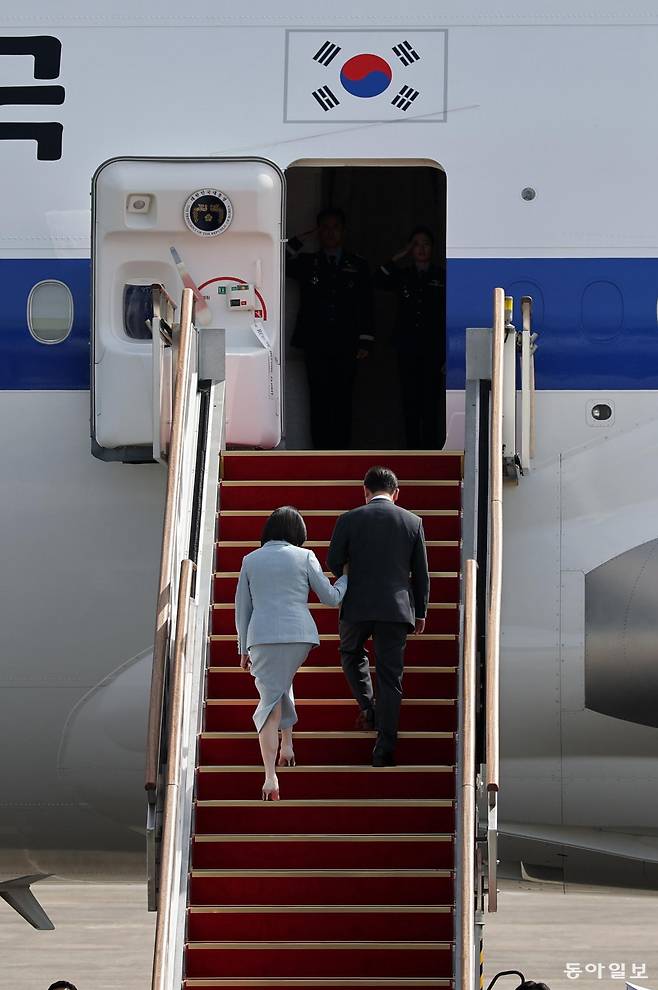 이재명 대통령과 부인 김혜경 여사가 22일 경기 성남 서울공항에서 공군 1호기에 탑승하고 있다. 이 대통령은 유엔총회 참석차 미국 뉴욕으로 출국해 한국 정상 최초로 안전보장이사회(안보리) 공개 토의를 주재한다. 대통령실사진기자단 2025.09.22 송은석 기자 silverstone@donga.com
